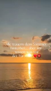 Der Sommer ist vorbei.
Die Sonne steht tiefer, die Tage werden kürzer und die Erinnerungen an warme Abende bleiben in unseren Herzen.
Doch wir wissen, was vor der Tür steht.
Eine neue Zeit. Neue Herausforderungen. Neue gemeinsame Momente.
Unser Verein, Tänzerinnen, Tänzer, Trainer, Betreuer, Vorstand und Eltern, wir alle halten zusammen.
Denn was uns verbindet, geht über Training und Auftritte hinaus. Es ist Freundschaft, Vertrauen und das Gefühl, Teil von etwas Größerem zu sein.
Auch mit anderen Vereinen teilen wir diese Leidenschaft.
Zusammen lachen, füreinander klatschen, voneinander lernen das macht unseren Sport so besonders.
Der Sommer mag vorbei sein, aber unser Feuer brennt weiter.
Wir blicken nach vorn, mit Herz, mit Teamgeist und mit der Vorfreude auf das was kommt.
Denn wir wissen, was vor der Tür steht ist Gemeinschaft, Leidenschaft und ganz viel Herzblut.
#karneval #Session #Sessionsbeginn #session20252026 #Teamgeist #karnevalistischertanzsport #erinnerungen #Teamsport #karnevalsverein #wirrufenalaafundnichthelauwirsondderejjev #mehralsnurkarneval #training #auftritt #gemeinsamemomente
@die_tanzendenteufelchen
@diejeckenduuvels