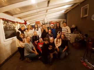 Gestern hatten unsere Minis und unsere @die_tanzendenteufelchen eine wundervolle Weihnachtsfeier. Überall funkelten die Lichter, dies sorgte für besonders festliche Stimmung. Zwischen Kakao, Weihnachtsmusik und Plätzchen wurden die Geschenke hübsch verpackt und sind bereit am Lülsdorfer Tannenbaum aufgehangen zu werden.
Eine Feier voller Wärme, Glück und Weihnachtszauber. 🎄✨
#weihnachtszauber #weihnachtsfeier #weihnachtsstimmung #Plätzchen #Geschenke #Tannenbaum #Kakao #Fotoshooting #nichtnurkarneval #karneval #lülsdorferweihnachtsbaum