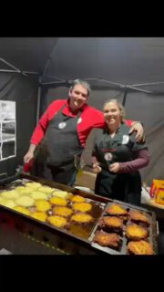 Jedes Jahr findet am #drittenadventswochenende der #lülsdorferweihnachtsmarkt statt, ganz nach alter Tradition verkaufen wir unsere #Reibekuchen 
#kinderpunsch und #Glühwein gehören ebenfalls zu einem #Weihnachtsmarkt 
Dieses Jahr gab es neben #Kuchen auch zum ersten Mal #schmalzbrot
Ohne unsere fleißigen #Weihnachtselfen wäre der Weihnachtsmarkt nur halb so schön

#nichtnurkarneval #vorweihnachtszeit #Weihnachten #reibekuchenzeit #nichtohnemeinteam #weihnachtsmarktstand #weihnachtszeit #dritteradvent #Advent #karneval #tanzgruppen