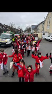🔥😈 Wir die KG Et Jecke Jrüppche e.V. – wie immer höllisch jeck unterwegs! 😈🔥
Als Teufel waren wir auch dieses Jahr wieder beim Lülsdorfer Straßenkarneval am Start 🖤🤍❤️
Mit dabei: unsere Kindertanzgarde "Minis", Kinder-und Jugendtanzgarde "Die Tanzenden Teufelchen und die Showtanzgruppe „Die jecken Düvels“ 💃🕺
Tanzen trotz Kälte, Spaß beim Umzug, ein teuflischer Prunkwagen 🚛✨
und natürlich gaaaanz viel Kamelle 🍬🍬🍬
🗞️ Zitat aus dem Kölner Stadt-Anzeiger @ksta_koeln :
„Wer aus der Hölle kommt, dem ist es hierzulande naturgemäß zu kalt. (…)
Die aus der Unterwelt angereisten Teufelinnen und Teufel der Karnevalsgesellschaft Et jecke Jrüppche hatten beim Lülsdorfer Veedelzoch ein probates Mittel, um der Kälte zu trotzen: Tanzen.“
Danke an alle Jecken am Zugweg – ihr wart großartig! ❤️🔥
Et wor einfach teuflisch gut!
#Straßenkarneval #Veedelszoch #Kindergarde #Showtanz #Kamelle
HöllischJeck 😈🎉
