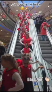 Danke Karneval … 🚀❤️🍭
Du warst mehr als nur eine Session. 😈🎭✨
Du warst Lachen und Tränen, Höhen und Tiefen –
und vor allem Zusammenhalt.
Gemeinsam sind wir gefallen, gemeinsam sind wir stärker aufgestanden.
Unendlich stolz auf dieses besondere Team, das mit Herz, Leidenschaft und ganz viel Liebe auf und hinter der Bühne stand. ❤️‍🔥
Die KG et Jecke Jrüppche e.V. –
mit ihrer
👯‍♀️ Kindertanzgarde "Minis"
💃 Kinder- & Jugendtanzgarde "Die tanzenden Teufelchen“
🔥 Showtanzgruppe „Die jecken Düvels“ – ihr seid Familie.
Es gab Abschiede, die wehgetan haben und Spuren hinterlassen 💔
doch genau sie machen Platz für Neues.
Für frische Träume, neue Wege und neue Erinnerungen.
Mit dankbarem Herzen, neuer Kraft und voller Motivation
gehen wir weiter – in die nächste Session.
Bereit für alles, was kommt.
🖤🤍❤️🎉
#KarnevalImHerzen #TeamLiebe #Dankbarkeit #JeckeFamilie #NeueSession

Danke an Optik Jahn Hörakustik, das wir dabei sein durften und dieses schöne Video entstanden ist