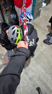 Schmücken der Fahrräder unserer Vereinskinder für den Maiumzug 🚲🌸

Es war ein rundum schöner Tag – alle haben mit angepackt und ihrer Kreativität freien Lauf gelassen. Jedes Fahrrad wurde ganz nach den Wünschen der Kinder individuell verziert.

Wenn Karneval auf eine andere Tradition trifft… 🎉🌼

Wir freuen uns auf den Tanz in den Mai, den Maiumzug und das Maifest vom Junggesellenverein! 🖤🤍❤️