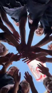 Vereinsruf nach dem Auftritt 🔥

Wir sind stolz auf unser Team – auf jeden Einzelnen, auf den Zusammenhalt und auf die Energie, die wir gemeinsam auf die Bühne gebracht haben. 💪
Viele neue Kinder haben heute zum ersten Mal Bühnenluft geschnuppert – und schon brennt die Leidenschaft noch mehr 🔥
🖤🤍❤️
Egal ob Groß oder Klein, ein Verein.
@die_tanzendenteufelchen @diejeckenduuvels

Danke an alle, die uns unterstützt und angefeuert haben. Das war erst der Anfang! 🙌 

#TeamSpirit #Vereinsliebe #Sommerauftritt #GemeinsamStark #ProudTeam