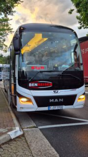 KG Et Jecke Jrüppche on Tour! 🚌🎭
Unterwegs mit dem Bus nach Düsseldorf – natürlich durfte die kurze Abstimmung an Bord nicht fehlen. 😄
Spoiler: Niemand war betrunken. Wirklich niemand. 😉🍻❌
Jetzt heißt es: gemeinsam lachen, feiern und einen jecken Tag genießen! 🖤🤍❤️
#Düsseldorf #JeckUnterwegs #Busfahrt #SpoilerAlarm #GemeinsamUnterwegs