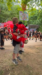 🖤🤍❤️ Was für ein wunderschöner Nachmittag beim Wiesenfest der @loestige_langeler 🌼🎉
Unsere KG Et Jecke Jrüppche war mit all ihren Tanzgruppen @die_tanzendenteufelchen
@diejeckenduuvels dabei und hat die Bühne zum Strahlen gebracht. 💃✨
Ein ganz besonderes Highlight waren unsere Minis – sie haben mit ihrem zauberhaften Auftritt die Herzen des Publikums im Sturm erobert. 🥹❤️ Es wurde gelacht, geklatscht und sogar das ein oder andere Tränchen verdrückt. Genau für solche Momente lieben wir den Karneval und unseren Tanzsport.
Ein riesiges Dankeschön an die löstigen Langeler für die Einladung und an alle, die uns mit ihrem Applaus so herzlich unterstützt haben. 🫶
Wir sind unglaublich stolz auf alle unsere Tänzerinnen und Tänzer – ihr wart einfach großartig! 🖤🤍❤️
#tanzgruppen #Wiesenfest #vereinsliebe #Herzensmomente #Karneval