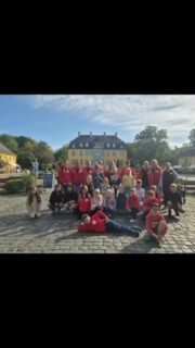 🎢❤️ Gestern waren unsere Minis und die Tanzenden Teufelchen im Schloss Beck in Bottrop! ❤️🎢

Diesmal ging es für unsere Karnevalsgruppe nicht auf die Bühne und auch nicht ums Kostüm – sondern einfach nur darum, gemeinsam eine wunderschöne Zeit zu verbringen! 🥰✨

Ein Tag voller Spaß, Freude, Toben, Lachen und ganz vielen tollen Momenten! 🎠🎡 Die Kinder konnten sich so richtig austoben, gemeinsam mit ihren Freunden Spaß haben und einfach mal den Vereinsalltag ohne Auftritt und Training genießen. ❤️

Und wir können wohl sagen: Es war MEGA! 😍
So viele strahlende Gesichter, jede Menge Lachen und am Ende natürlich auch ganz schön müde Kinder. 😂😴

Es war einfach wunderschön zu sehen, wie viel Freude unsere Minis und Tänzerinnen und Tänzer zusammen hatten. 🫶🏻 Genau solche Tage machen unseren Verein aus: Zusammenhalt, Freundschaft und ganz viel Spaß! ❤️🖤🤍

Viele waren sich am Ende schon einig: Wir wollen auf jeden Fall wiederkommen! 🥹🎢

Danke an alle, die diesen tollen Tag möglich gemacht haben! ❤️
Wir nehmen ganz viele schöne Erinnerungen mit und freuen uns schon auf das nächste gemeinsame Abenteuer! ✨

#SchlossBeck #Bottrop #Vereinsausflug #Karnevalsverein #Minis