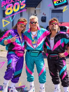 🕺💾 Der Vorstand zurück in die 80er! 💾🕺

Auch wir gehören zu den absoluten Trendsettern! 😎✨

Obwohl wir ja eigentlich viel lieber Originalbilder aus den 80ern genommen hätten … 📸😂

Denn glaubt es oder nicht: Unseren Vorstand gab es damals schon! 😉

Die Frisuren, die Outfits, die Attitüde – eigentlich hat sich doch gar nicht so viel verändert … oder?! 😂🕺💃

Wir sagen: 80er waren gestern – Jecke Jrüppche ist heute! 🎉❤️

#ZurückInDie80er #BackToThe80s #80er #Karneval #vereinsleben