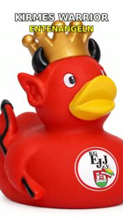 🦆👑 KIRMES WARRIOR 2026 – DER KAMPF UM DIE KRONE! 👑🦆
Es ist wieder soweit! 🔥
Unsere alljährliche Kirmes Warrior steht vor der Tür. Wer dem Alltag entfliehen, sich im Luxus baden und sich den allergrößten Respekt verdienen möchte, ist herzlich eingeladen, sich der ultimativen Herausforderung zu stellen:
🎣 ENTENANGELN UM DEN WANDERPOKAL! 🏆
Hier geht es um Ruhm, Ehre und die Krone des Entenangelns. Wer hat das ruhigste Händchen, die beste Taktik und das Zeug zum neuen Champion? 👑
📅 Samstag, 19.09.2026
⏰ Titelkampf ab ca. 20:30 Uhr
🍻 Ein oder zwei Kölsch früher oder später – wir nehmen es nicht so genau! 😉
Wir wünschen allen Teilnehmern viel Erfolg und faire Kämpfe!
Möge der Beste gewinnen! 🦆🏆
#KirmesWarrior #Entenangeln #DerKönig #EhreWemEhreGebührt #EinBisschenSpaßMussSein LülsdorferKirmes Wanderpokal KGEtJeckeJrüppche Kirmes2026