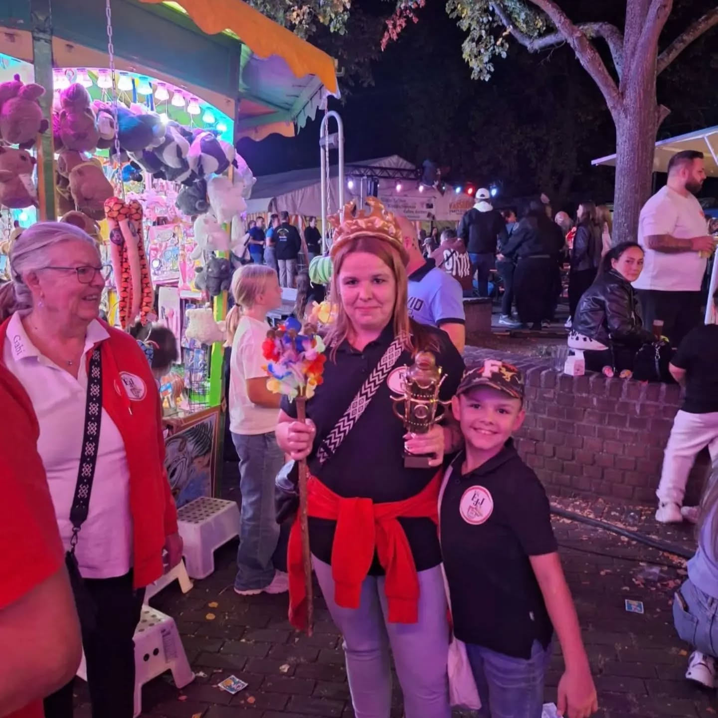 👑 Die Kirmes-Warrior ist geschlagen! 🦆🏆
Zum allerersten Mal holte sich eine Frau den Sieg! 💪👑
Okay, zugegeben… Frauen durften dieses Jahr auch zum ersten Mal antreten. 😜
Aber was soll man sagen? Sie waren direkt so stark, dass sie im Finale gleich zweimal vertreten waren! 🔥💪
Und jetzt müssen wir natürlich noch eine ganz wichtige Frage klären:
Ist es eigentlich Schiebung, wenn die Krone innerhalb der Familie weitergereicht wird? 👀😂
Das werden wir wohl noch genauer untersuchen müssen… 🕵️♀️👑
Herzlichen Glückwunsch an unsere neue Kirmes-Warriorin 2026! 🏆🦆❤️
#KGEtJeckeJrüppche #KirmesWarrior #familienbande #Entenangeln #KirmesWarrior2026 DieKroneBleibtInDerFamilie