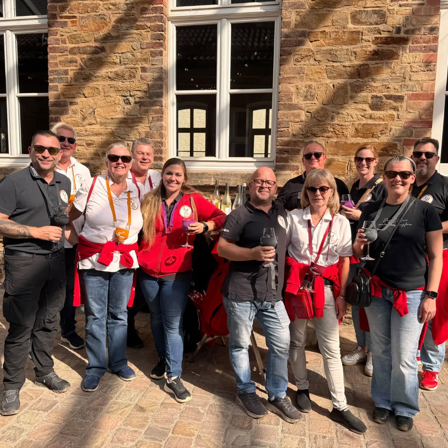 🍷 Weinwochenende 🍇

Wenn die KG Et Jecke Jrüppche auf Tour geht, darf natürlich eines nicht fehlen: WEIN! 😎🍷

Dieses Wochenende ging es für uns nach Dernau – bei bestem Wetter, leckerem Ahrwein und natürlich jeder Menge guter Laune. ☀️🍇

Gemeinsam durch die Weinberge, anstoßen, quatschen, lachen und einfach eine richtig schöne Zeit miteinander verbringen. ❤️

Denn Vereinsleben bedeutet nicht nur Training, Sitzungen und Veranstaltungen…
sondern vor allem Gemeinschaft, Freundschaft und zusammen schöne Erinnerungen schaffen. 🥂

Dernau, wir kommen wieder! ❤️🍷

#Dernau #Ahrtal #Weinwochenende #WeinherbstMittelahr #Vereinsleben