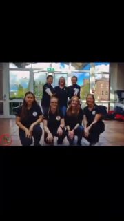 🖤🤍♥️ DIE GESICHTER HINTER UNSEREN TANZGRUPPEN 🖤🤍♥️
Heute möchten wir euch einmal die Menschen vorstellen, die hinter unseren Tanzgruppen stehen und mit ganz viel Herzblut, Leidenschaft und Engagement dafür sorgen, dass unsere Tänzerinnen und Tänzer auf der Bühne strahlen können! 🥹✨
Denn hinter jedem gelungenen Auftritt, jedem strahlenden Lächeln und jeder tollen Choreografie steckt ein Team, das unglaublich viel Zeit, Liebe und Energie investiert. ❤️
🌟 Unsere Minis
👯♀️ Trainerinnen: Selina & Viktoria
❤️ Betreuerin: Agnes
🔥 Die Tanzenden Teufelchen
👯♀️ Trainerinnen: Jessy & Jill
❤️ Betreuerin: Kerstin
😈 Die Jecken Düüvels
💃 Trainerin: Carina
❤️ Betreuerin: Marcella
✨ Unsere Gardeleitung
❤️ Carina, die nicht nur unsere Jecken Düüvels trainiert, sondern auch als Gardeleitung für unsere Tanzgruppen da ist!
Ob beim Training, bei Auftritten, hinter den Kulissen oder wenn mal ein paar Tränchen getrocknet werden müssen – diese Menschen sind immer mit vollem Herzen dabei! 🥹❤️
Sie motivieren, trösten, lachen, fiebern mit und sind manchmal mindestens genauso aufgeregt wie unsere Tänzerinnen und Tänzer selbst. 🫶
Denn wir sind nicht einfach nur Tanzgruppen – wir sind eine große Tanzfamilie! ❤️🖤🤍
Ein riesiges DANKES an unser gesamtes Trainer- und Betreuerteam für euren unermüdlichen Einsatz, eure Geduld und eure Liebe zum Tanzsport! ❤️
Eure KG Et Jecke Jrüppche 🖤🤍❤️
#EhrenamtmitHerz #Tanzfamilie #Trainerteam #Gardetanz #Showtanz Karneval Teamwork Tanzliebe
